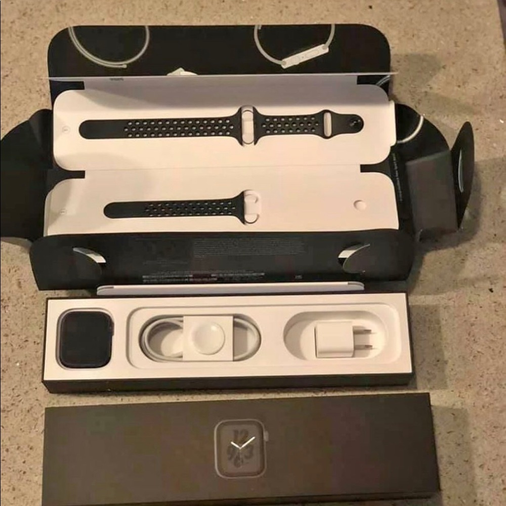 Apple Watch series 4 44mm Nike edition gps and lte